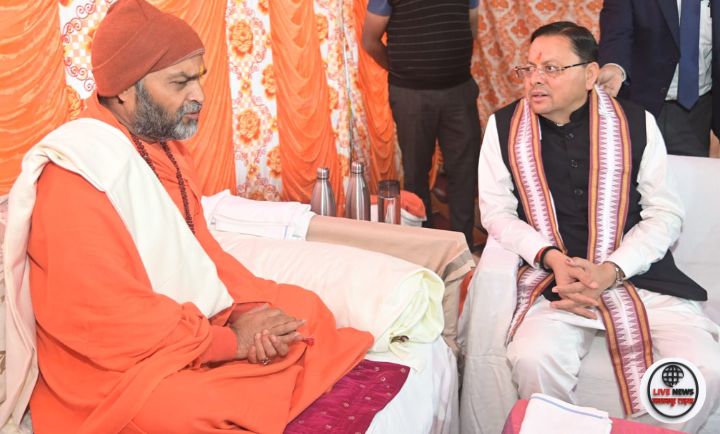 मुख्यमंत्री धामी हरिद्वार के उत्तम ध्यान आश्रम में महामंडलेश्वर उत्तम स्वामी से मिलते हुए।