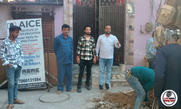 वार्ड नंबर 35 कड़च अहबाब नगर में बिजली के खंभे का कार्य सम्पन्न