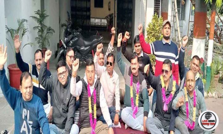 “रुद्रपुर में काउंसिलिंग पत्र जारी न होने के विरोध में धरने पर बैठे शिक्षा विभाग कर्मचारी”