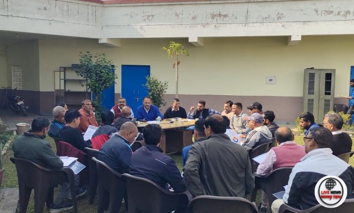 “हरिद्वार में खेल महाकुंभ 2025 की तैयारी बैठक में शामिल अधिकारी और समन्वयक।”