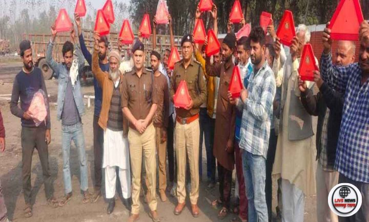 “रुड़की में सड़क सुरक्षा अभियान के दौरान पुलिस टीम वाहनों पर रिफ्लेक्टर लगाती हुई।”