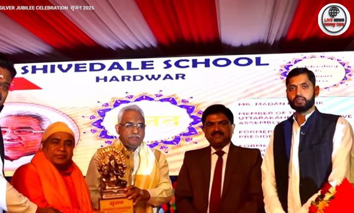 शिवडेल स्कूल रजत जयंती समारोह में दीप प्रज्ज्वलन करते स्वामी शरद पुरी जी और अतिथि।