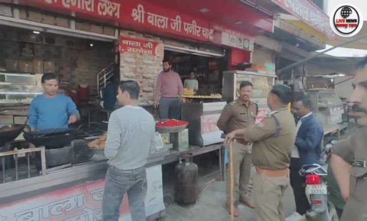 मंगलौर में पुलिस द्वारा सड़क पर अतिक्रमण हटाने की कार्रवाई करते अधिकारी और पुलिसकर्मी।