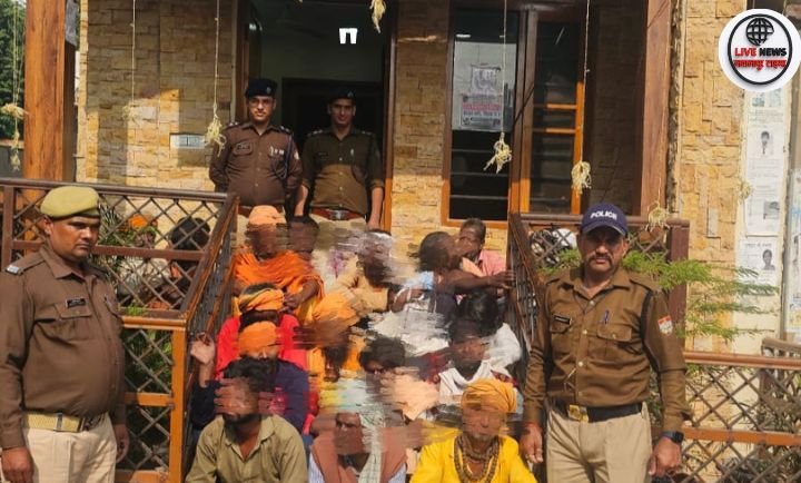 हरिद्वार पुलिस द्वारा हर की पैड़ी क्षेत्र में कार्तिक पूर्णिमा मेले से पहले 25 भिक्षुकों की गिरफ्तारी की तस्वीर।