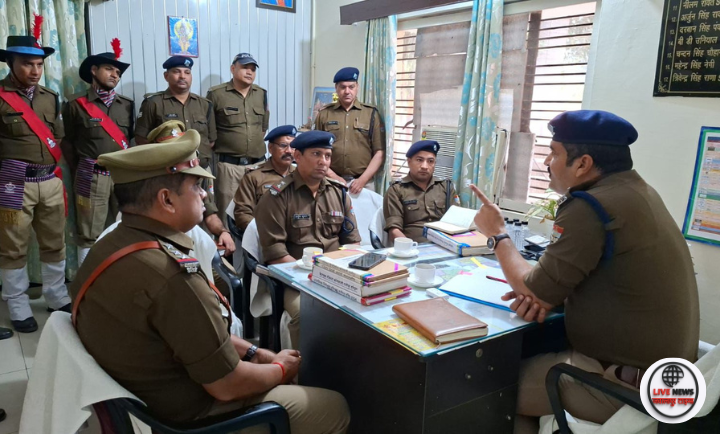 “एसपी सिटी अभय सिंह रानीपुर कोतवाली में निरीक्षण करते हुए पुलिस व्यवस्था की समीक्षा करते हुए”