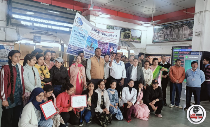 "देहरादून रेलवे स्टेशन पर जीआरपी पुलिस द्वारा यात्रियों को नशा मुक्ति अभियान के तहत जागरूक करते अधिकारी"