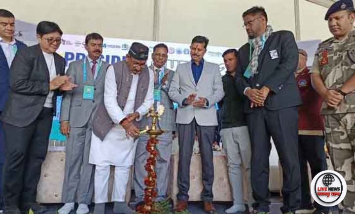 टिहरी झील में इंटरनेशनल वाटर स्पोर्ट्स प्रतियोगिता में हिस्सा लेते खिलाड़ी