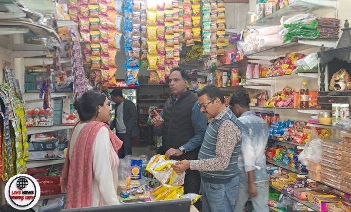 “खाद्य सुरक्षा अधिकारी हरिद्वार में एक्सपायरी चिप्स पैकेट जब्त करते हुए”