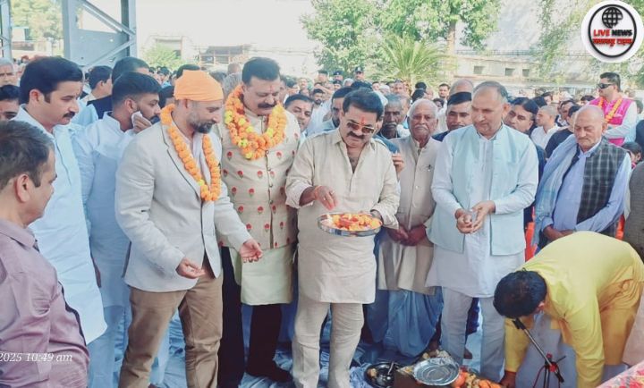 “लक्सर शुगर मिल में वैदिक मंत्रोच्चार के साथ पेराई सत्र का शुभारंभ, हवन-पूजन करते अधिकारी”