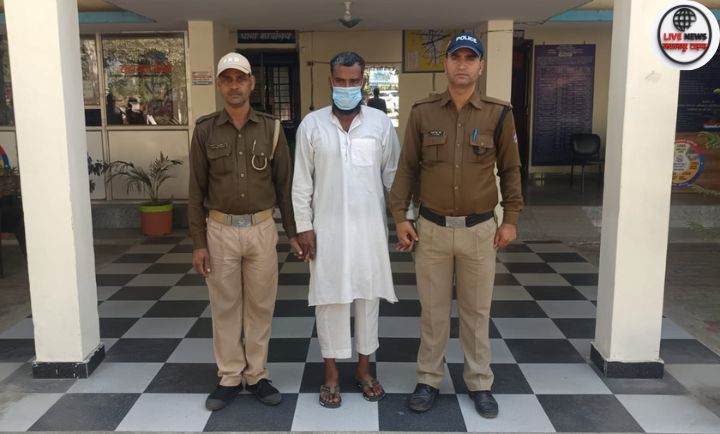 थाना झबरेड़ा पुलिस द्वारा गोकशी के मामले में वांछित आरोपी की गिरफ्तारी के बाद पुलिस टीम”