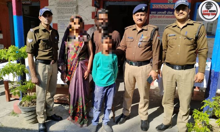 जीआरपी देहरादून द्वारा रेलवे स्टेशन पर मिले 11 वर्षीय बालक को परिजनों से मिलवाते हुए”