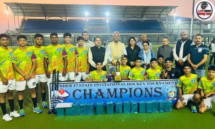 “अंडर-17 राज्य स्तरीय हॉकी प्रतियोगिता में विजेता टीम को सम्मानित करते हुए अधिकारी”