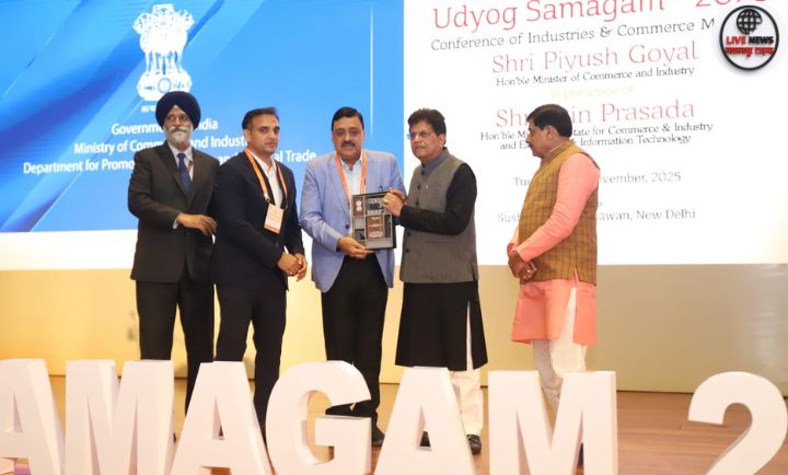 BRAP 2024 में टॉप अचीवर पुरस्कार प्राप्त करते हुए उत्तराखंड के उद्योग सचिव विनय शंकर पांडे और डॉ. सौरभ गहरवार।