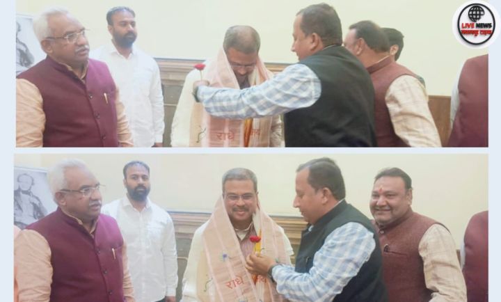 “डाम कोठी में भाजपा नेताओं द्वारा केंद्रीय शिक्षा मंत्री धर्मेंद्र प्रधान का स्वागत करते हुए”
