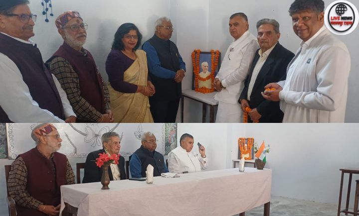 हरिद्वार में बाल दिवस पर आयोजित संगोष्ठी में नेहरू के चित्र पर श्रद्धांजलि देते छात्र और अध्यापक”