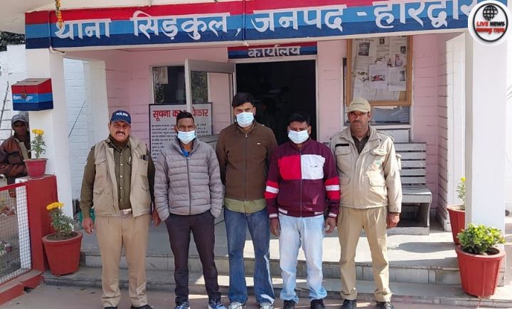 “सिडकुल, हरिद्वार में सड़क पर हुड़दंग करने वाले तीन युवकों को हिरासत में लेती पुलिस”