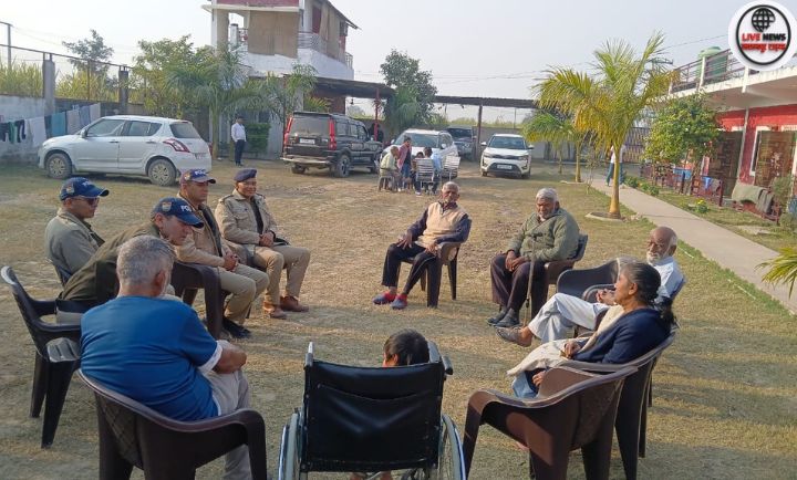 हरिद्वार के दिनारपुर वृद्धा आश्रम में वरिष्ठ नागरिकों से हालचाल पूछती थाना पथरी पुलिस टीम”