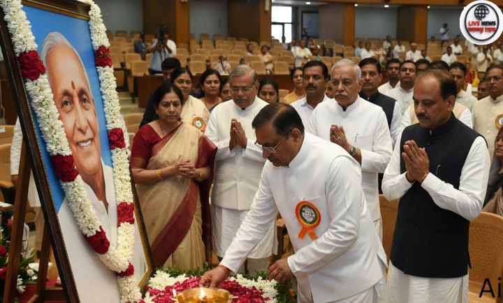 नेहरू भवन लखनऊ में स्व. श्रीप्रकाश जायसवाल को श्रद्धांजलि देते कांग्रेस नेता और कार्यकर्ता”