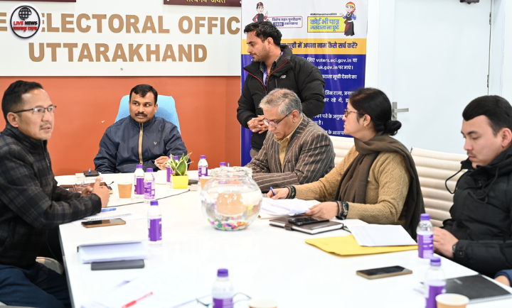 देहरादून सचिवालय में बीएलओ सुपरवाइजरों के साथ बैठक करते अपर मुख्य निर्वाचन अधिकारी डॉ. विजय कुमार जोगदंडे