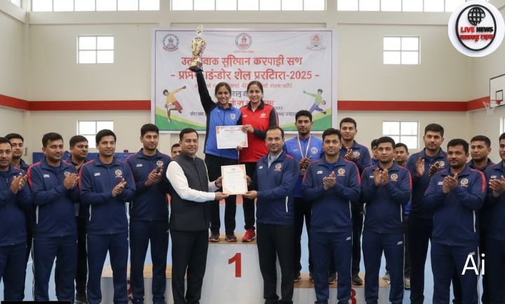उत्तराखण्ड सूचना कर्मचारी संघ की इंडोर खेल प्रतियोगिता 2025 में विजेताओं को पुरस्कार देते महानिदेशक सूचना