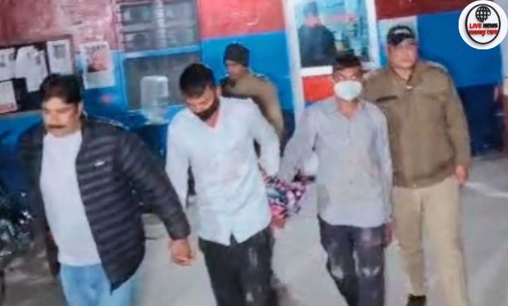 लक्सर फ्लाईओवर पर गैंगस्टर विनय त्यागी पर हमले के बाद जांच करती हरिद्वार पुलिस