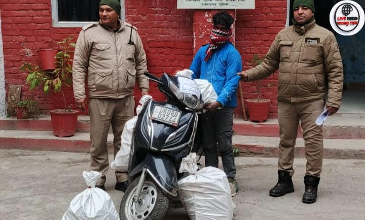 कोतवाली नगर पुलिस द्वारा स्कूटी से बरामद देशी शराब, हरिद्वार