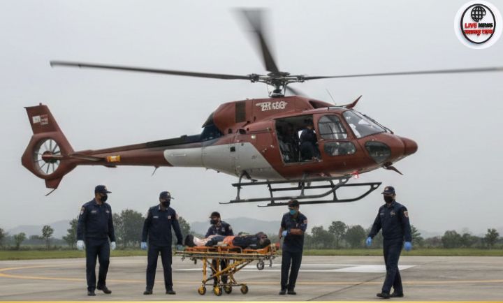 अल्मोड़ा बस हादसे में घायलों को एयरलिफ्ट कर एम्स ऋषिकेश ले जाते हुए