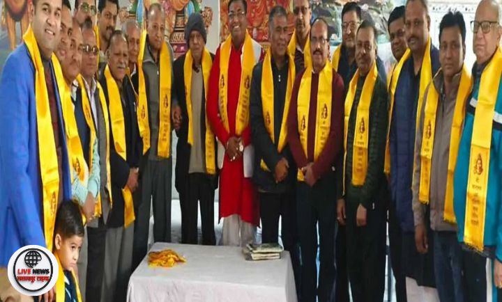 “श्री सनातन धर्म रक्षिणी सभा के नवनिर्वाचित पदाधिकारी समूह फोटो”