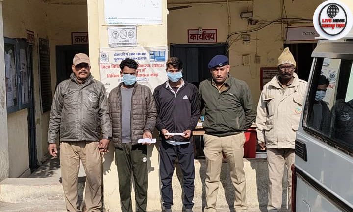 कनखल पुलिस द्वारा अवैध चाकू के साथ गिरफ्तार किए गए दो आरोपियों की बरामदगी का दृश्य”