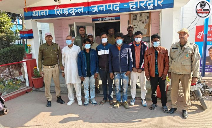 हरिद्वार सिडकुल में पुलिस गश्त का दृश्य — हुड़दंग मामले के बाद सुरक्षा बढ़ाई गई।”