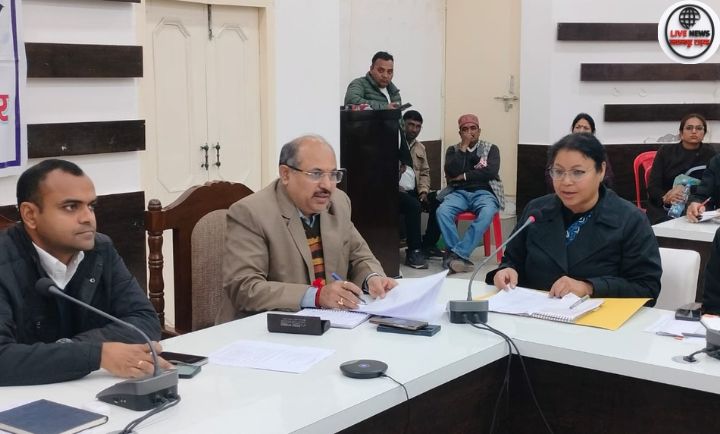 विजय दिवस 2025 की तैयारियों को लेकर हरिद्वार में जिलाधिकारी की अध्यक्षता में बैठक का दृश्य।”