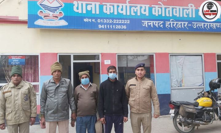 मंगलौर हरिद्वार में पुलिस द्वारा पकड़ी गई देशी और कच्ची शराब”