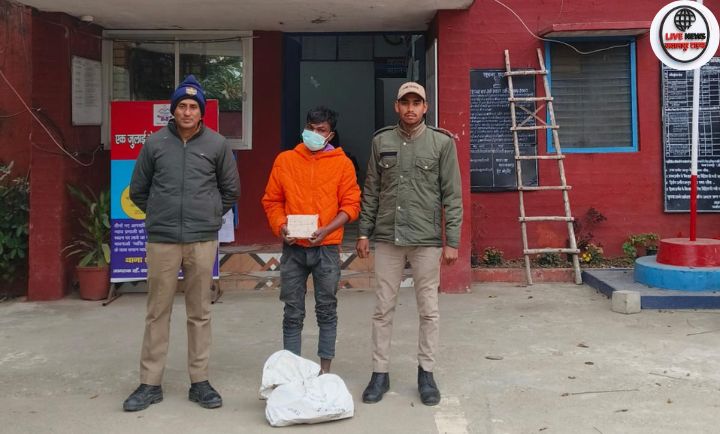 हरिद्वार के श्यामपुर क्षेत्र में अवैध शराब तस्कर को गिरफ्तार करती पुलिस