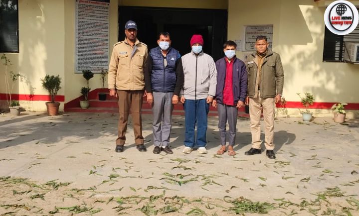 हरिद्वार के कोतवाली रानीपुर क्षेत्र में शांति व्यवस्था बनाए रखने के लिए कार्रवाई करती पुलिस टीम”