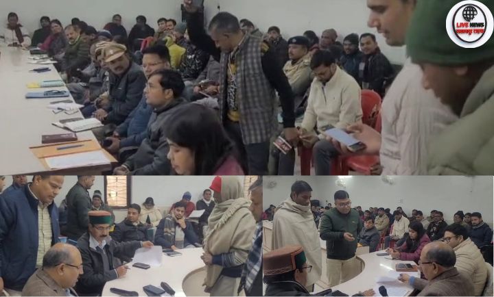 लक्सर तहसील दिवस में जनसमस्याएं सुनते मुख्य विकास अधिकारी ललित नारायण मिश्रा”