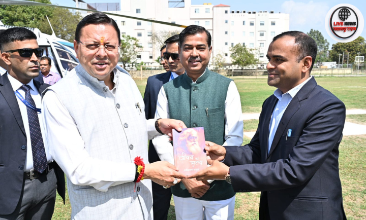 “हरिद्वार में कुंभ मेला 2027 की तैयारियों की समीक्षा करते मुख्यमंत्री पुष्कर सिंह धामी”