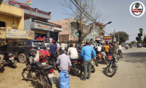 धनपुरा इंडियन गैस एजेंसी पर भीड़, सिलेंडर के लिए ग्रामीण परेशान…