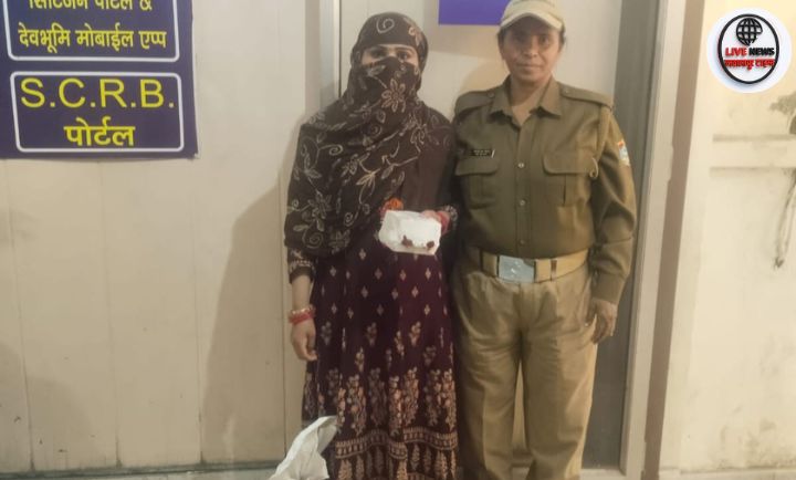 हरिद्वार के भगवानपुर में पुलिस द्वारा अवैध शराब के साथ पकड़ी गई महिला आरोपी और बरामद 48 पव्वे देशी शराब