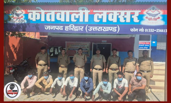 लक्सर में ऑपरेशन प्रहार के तहत पुलिस द्वारा गिरफ्तार किए गए वारंटियों को ले जाते हुए