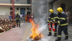 रुड़की में फायर टीम का एक्शन! स्कूलों में मॉक ड्रिल, बच्चों को सिखाया आग से बचाव