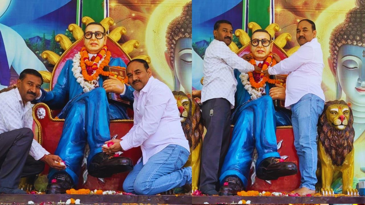 बाबा साहब अंबेडकर की प्रतिमा पर पुष्प अर्पित करते