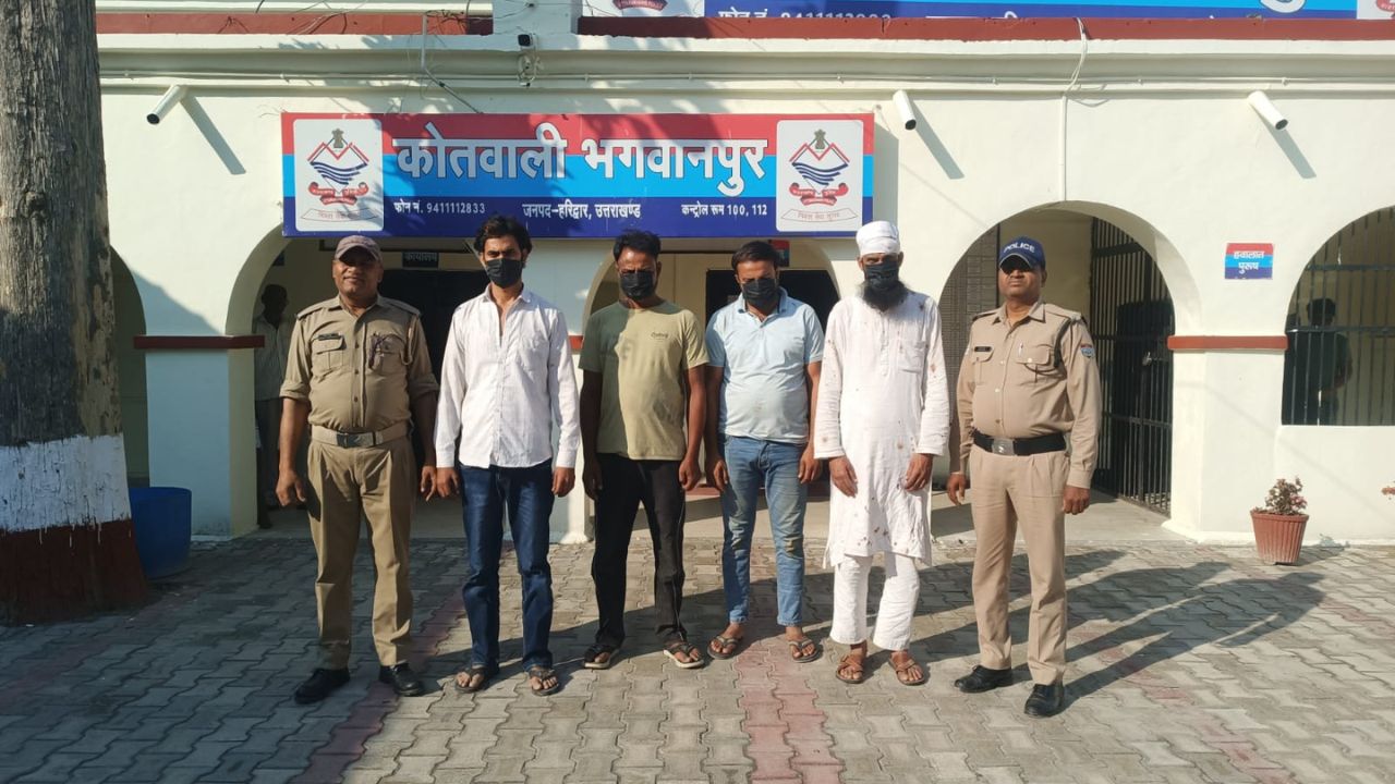 भगवानपुर थाना परिसर में पुलिस द्वारा शांति भंग के आरोप में गिरफ्तार किए गए आरोपियों का दृश्य
