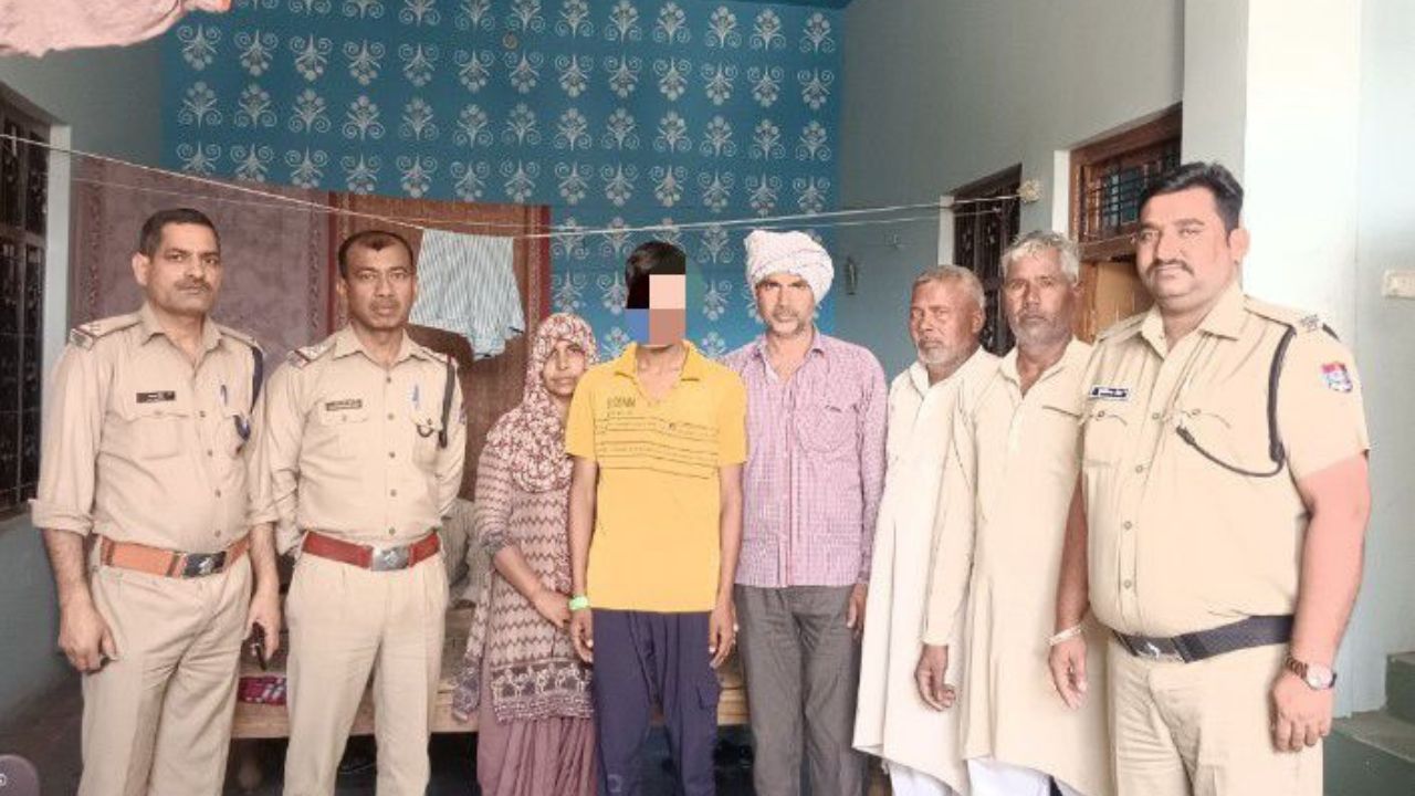 खानपुर पुलिस द्वारा गुमशुदा बच्चे को सुरक्षित बरामद कर परिजनों को सौंपते हुए दृश्य