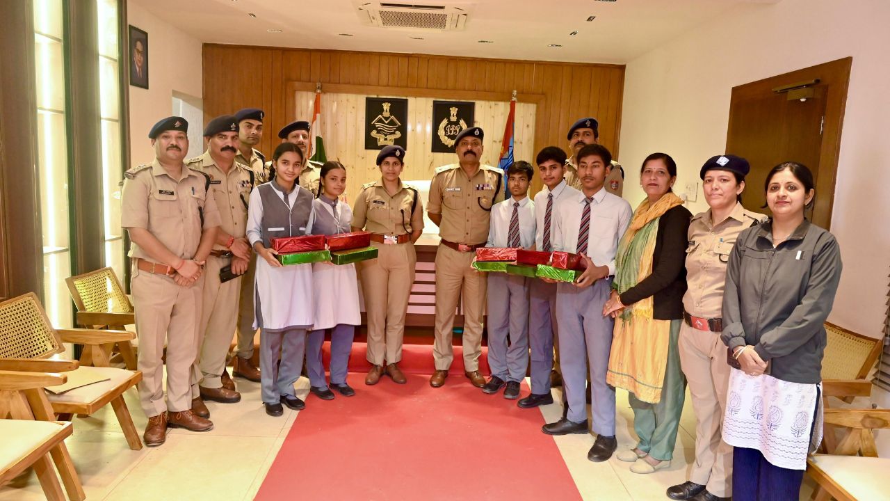 SSP हरिद्वार द्वारा पुलिस मॉर्डन स्कूल के मेधावी छात्र-छात्राओं को सम्मानित करते हुए दृश्य
