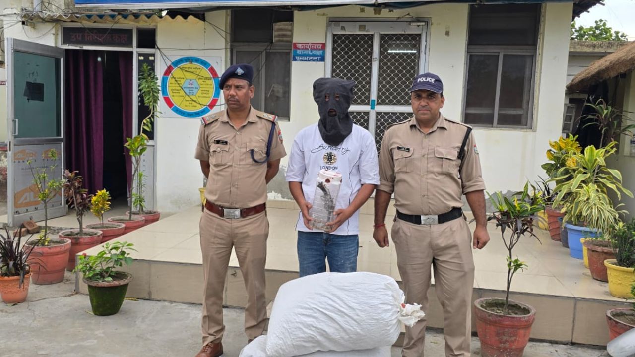 पुलभट्टा क्षेत्र में एसओटीएफ कुमायूं और पुलिस द्वारा बरामद डोडा, तमंचा और कारतूस के साथ गिरफ्तार आरोपी”