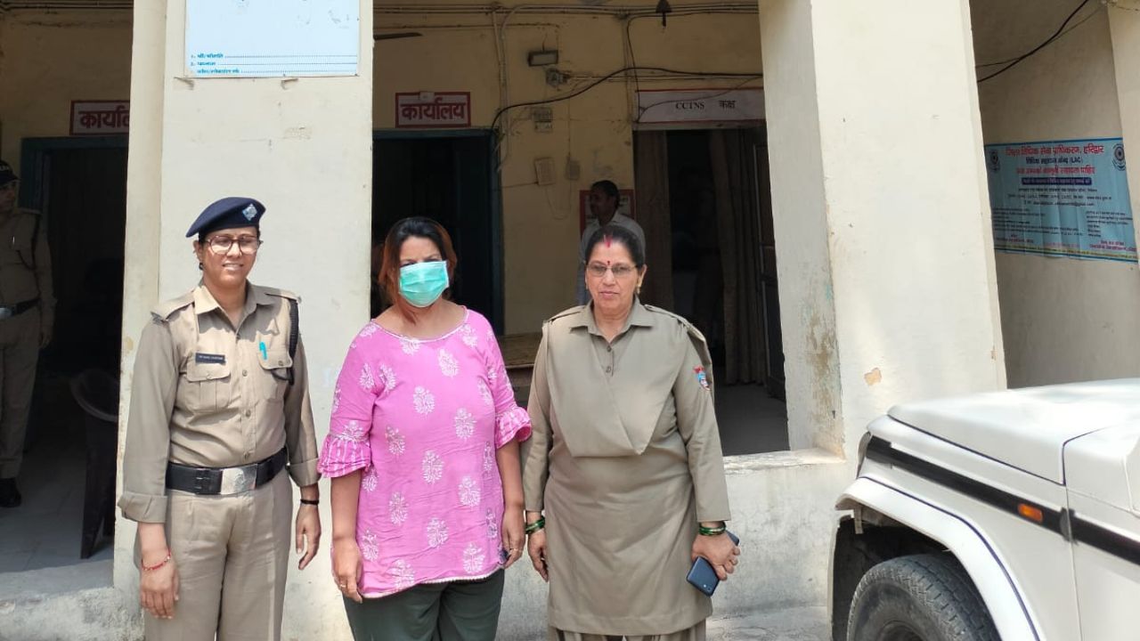 कनखल पुलिस द्वारा ऑपरेशन प्रहार के तहत फ्रॉड मामले में महिला वारंटी को गिरफ्तार करते पुलिसकर्मी”