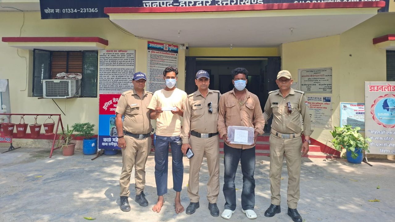 रानीपुर क्षेत्र में अवैध हथियारों के साथ गिरफ्तार आरोपियों को ले जाती हरिद्वार पुलिस