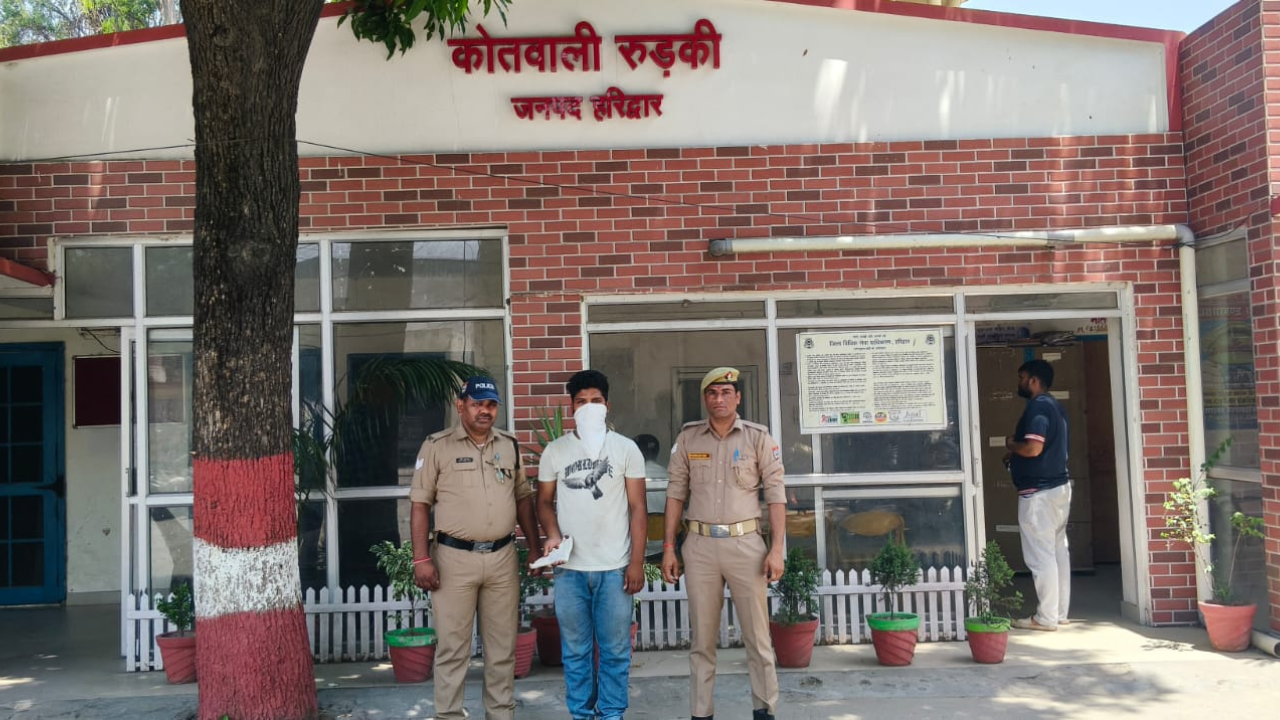 रुड़की में वायरल वीडियो मामले में गिरफ्तार युवक के साथ बरामद अवैध तमंचा और कारतूस
