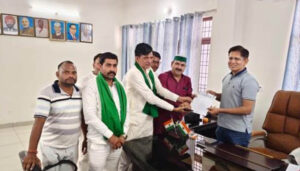 इकबालपुर शुगर मिल पर किसानों का बड़ा आंदोलन तेज, मिल चालू कराने की मांग को लेकर एसडीएम को सौंपा ज्ञापन…