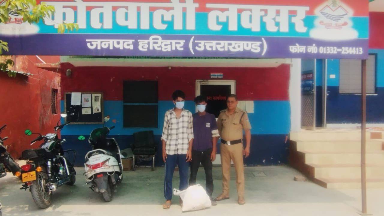 लक्सर में बंद मकान में चोरी के मामले का खुलासा करने के बाद बरामद सामान के साथ हरिद्वार पुलिस।